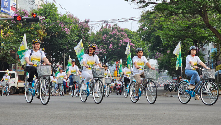 Các đại biểu diễu hành xe đạp trên các tuyến đường ở TP. Pleiku. Ảnh: Phan Lài Các đại biểu diễu hành xe đạp trên các tuyến đường ở TP. Pleiku. Ảnh: Phan Lài