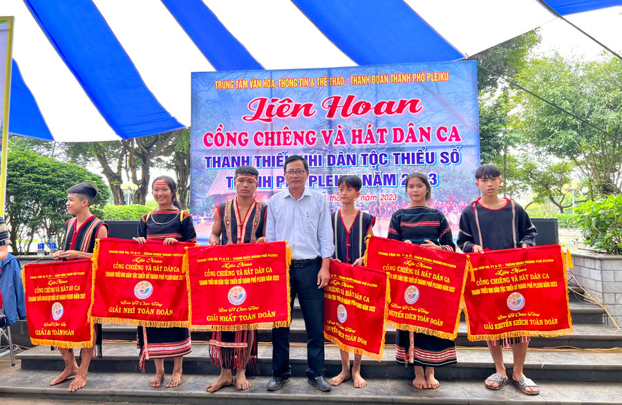 Ban tổ chức trao giải toàn đoàn cho các đội thi. Ảnh: M.N