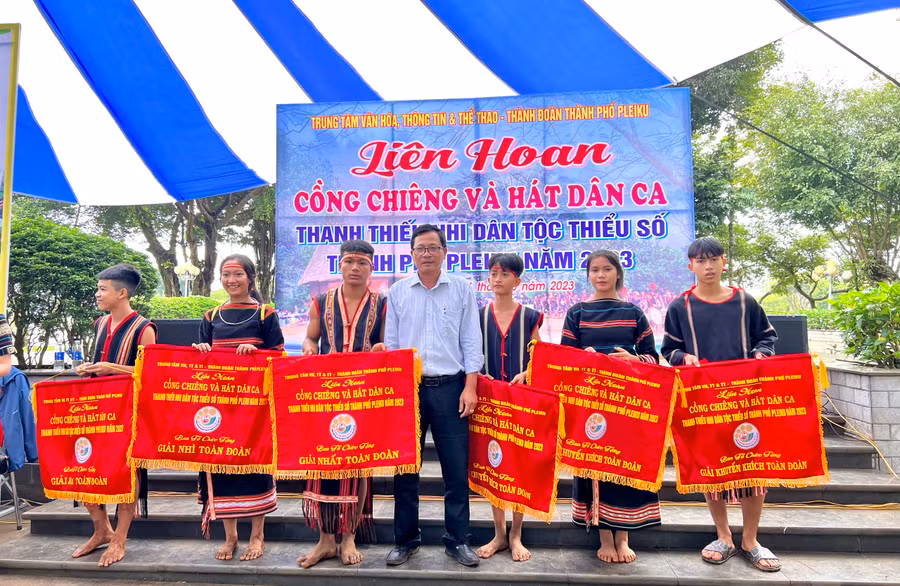 Ban tổ chức trao giải toàn đoàn cho các đội thi. Ảnh: M.N