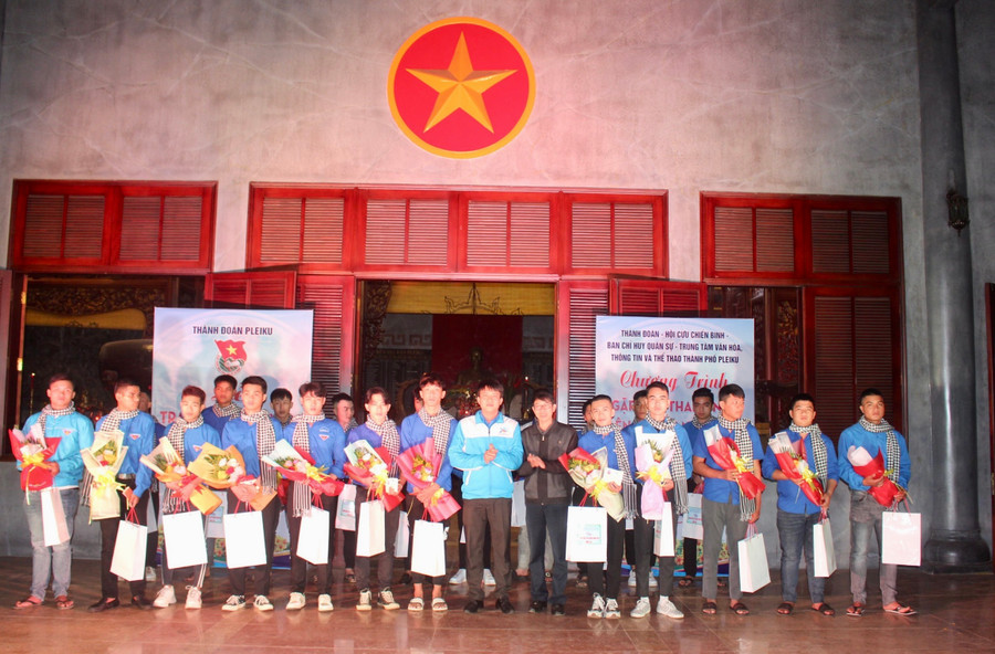 Thành Đoàn Pleiku trao thẻ đoàn viên và tặng quà thanh niên ưu tú trước khi lên đường nhập ngũ. Ảnh: Minh Nhật Thành Đoàn Pleiku trao thẻ đoàn viên và tặng quà thanh niên ưu tú trước khi lên đường nhập ngũ. Ảnh: Minh Nhật