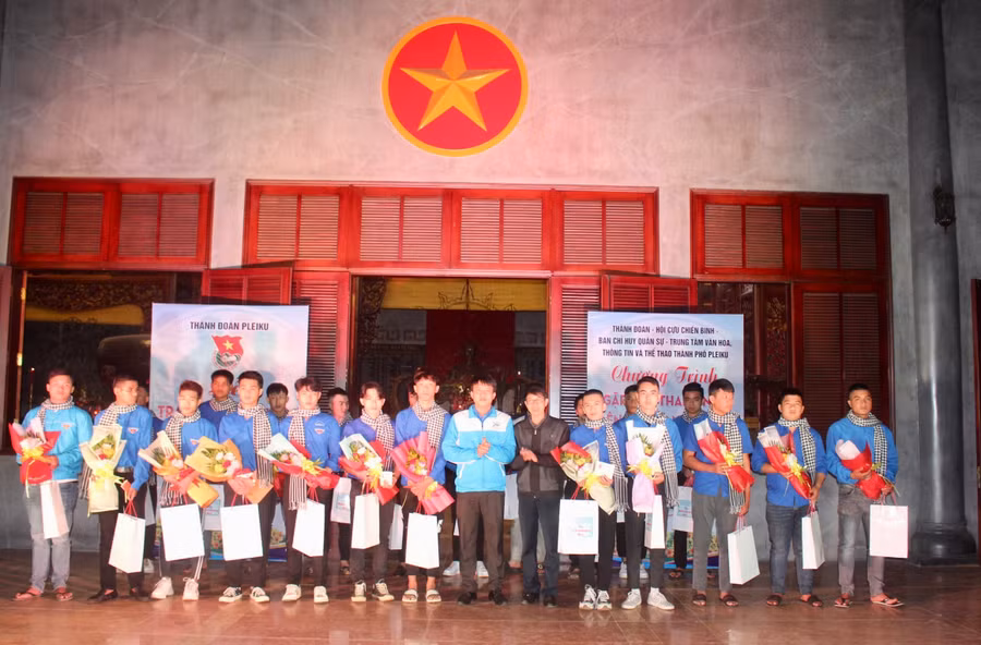 Thành Đoàn Pleiku trao thẻ đoàn viên và tặng quà thanh niên ưu tú trước khi lên đường nhập ngũ. Ảnh: Minh Nhật