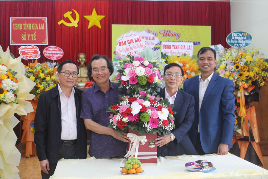 Phó Tổng Biên tập Báo Gia Lai Khuất Đình Viện (thứ 2 từ trái qua) thăm, chúc mừng tập thể Sở Y tế nhân Ngày Thầy thuốc Việt Nam. Ảnh: Phan Lài Phó Tổng Biên tập Báo Gia Lai Khuất Đình Viện (thứ 2 từ trái qua) thăm, chúc mừng tập thể Sở Y tế nhân Ngày Thầy thuốc Việt Nam. Ảnh: Phan Lài