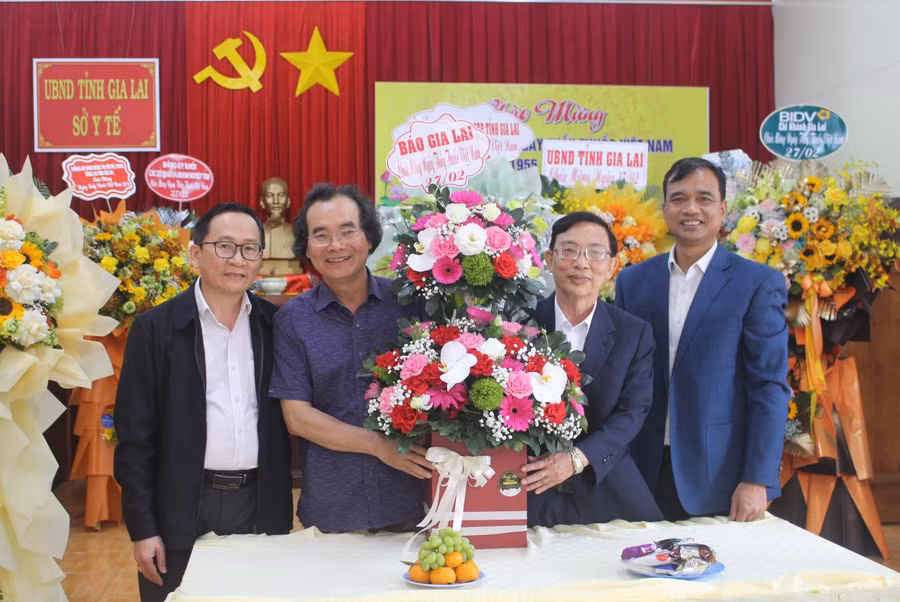 Phó Tổng Biên tập Báo Gia Lai Khuất Đình Viện (thứ 2 từ trái qua) thăm, chúc mừng tập thể Sở Y tế nhân Ngày Thầy thuốc Việt Nam. Ảnh: Phan Lài