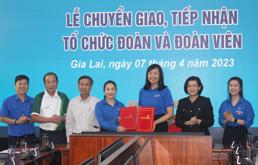 Đại diện Đoàn Thanh niên Vietcombank và Đoàn khối các Cơ quan và Doanh nghiệp tỉnh chuyển giao và tiếp nhận tổ chức Đoàn và đoàn viên. Ảnh: Phan Lài