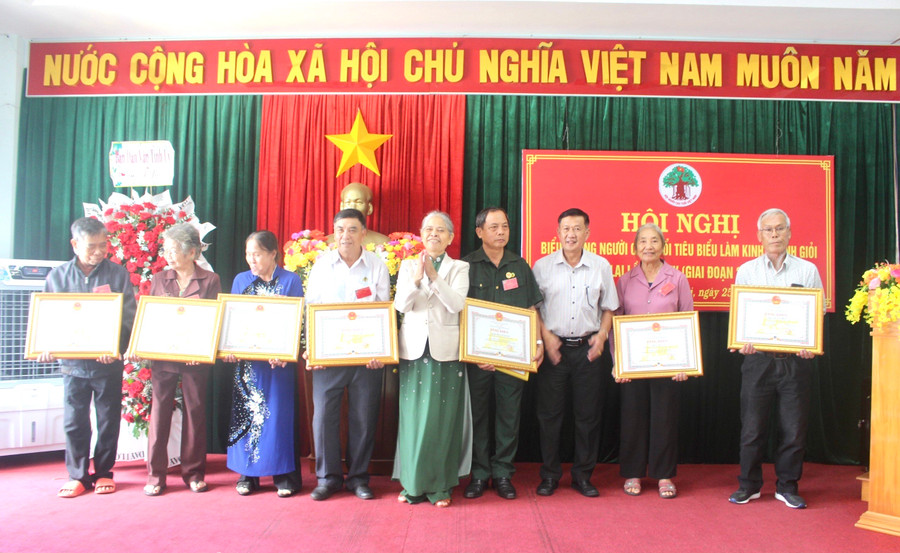 Các cá nhân có thành tích xuất sắc trong phong trào thi đua Người cao tuổi làm kinh tế giỏi được nhận bằng khen của Chủ tịch UBND tỉnh. Ảnh: P.L Các cá nhân có thành tích xuất sắc trong phong trào thi đua Người cao tuổi làm kinh tế giỏi được nhận bằng khen của Chủ tịch UBND tỉnh. Ảnh: P.L