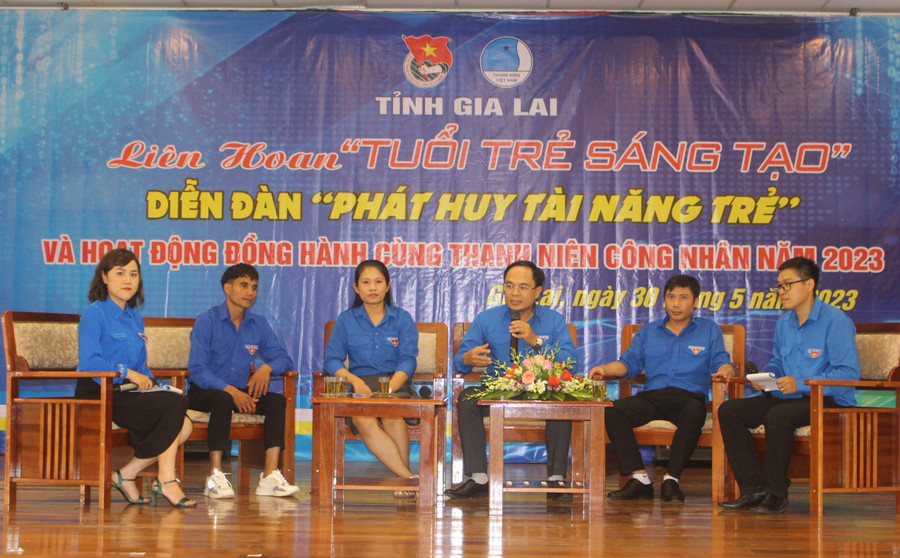 Đại diện Tỉnh Đoàn và các gương sáng tạo trẻ tiêu biểu chia sẻ về quá trình nghiên cứu, hiện thực hóa ý tưởng sáng tạo. Ảnh: P.L Đại diện Tỉnh Đoàn và các gương sáng tạo trẻ tiêu biểu chia sẻ về quá trình nghiên cứu, hiện thực hóa ý tưởng sáng tạo. Ảnh: P.L