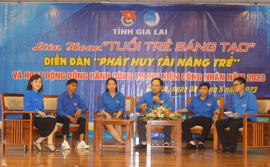 Đại diện Tỉnh Đoàn và các gương sáng tạo trẻ tiêu biểu chia sẻ về quá trình nghiên cứu, hiện thực hóa ý tưởng sáng tạo. Ảnh: P.L