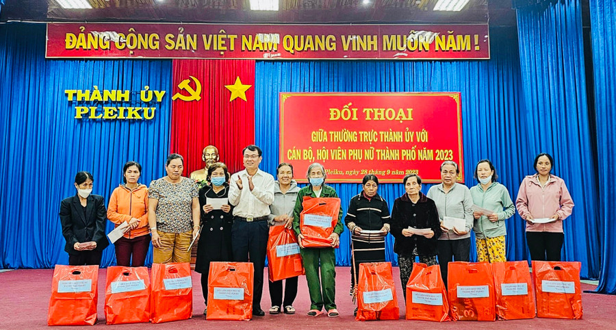 Bí thư Thành ủy Pleiku Trịnh Duy Thuân (thứ 5 từ trái sang) tặng quà các hội viên phụ nữ khó khăn. Ảnh: P.L