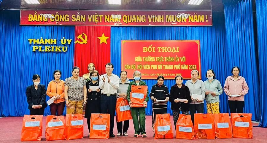 Bí thư Thành ủy Pleiku Trịnh Duy Thuân (thứ 5 từ trái sang) tặng quà các hội viên phụ nữ khó khăn. Ảnh: P.L