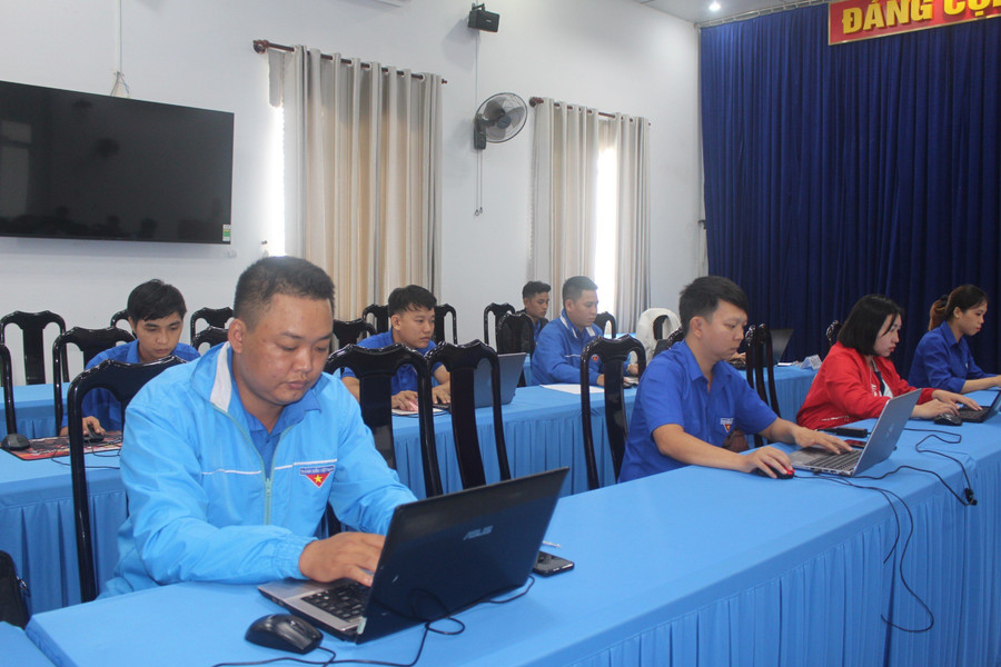 Các thí sinh dự thi bảng A tại Hội thi Tin học khối cán bộ, công chức, viên chức trẻ tỉnh Gia Lai. Ảnh: P.L Các thí sinh dự thi bảng A tại Hội thi Tin học khối cán bộ, công chức, viên chức trẻ tỉnh Gia Lai. Ảnh: P.L