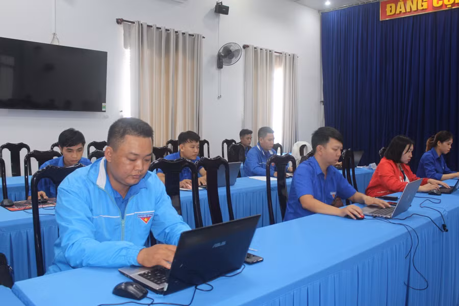 Các thí sinh dự thi bảng A tại Hội thi Tin học khối cán bộ, công chức, viên chức trẻ tỉnh Gia Lai. Ảnh: P.L