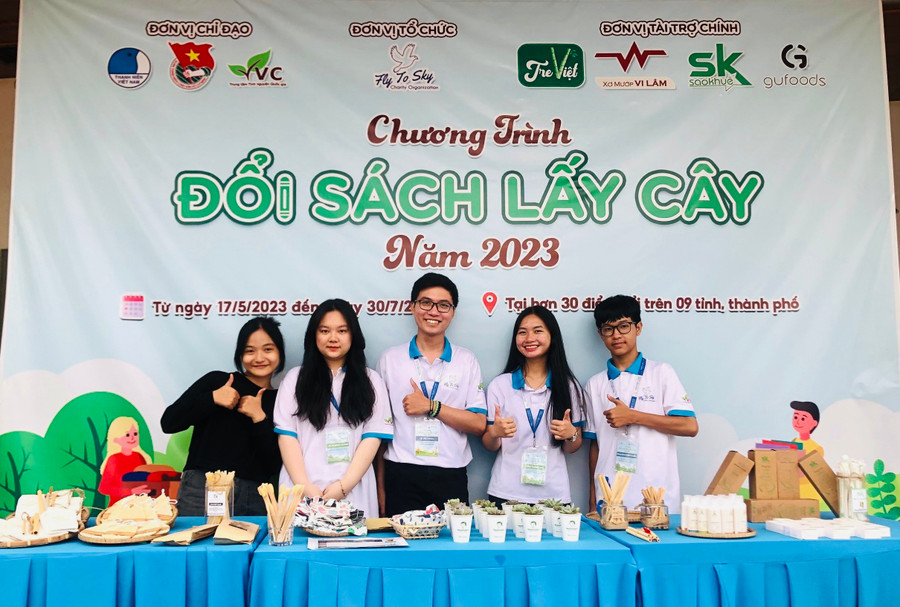 Chương trình "Đổi sách lấy cây" là cơ hội để các tình nguyện viên phát huy tinh thần trách nhiệm vì cộng đồng. Ảnh: M.N