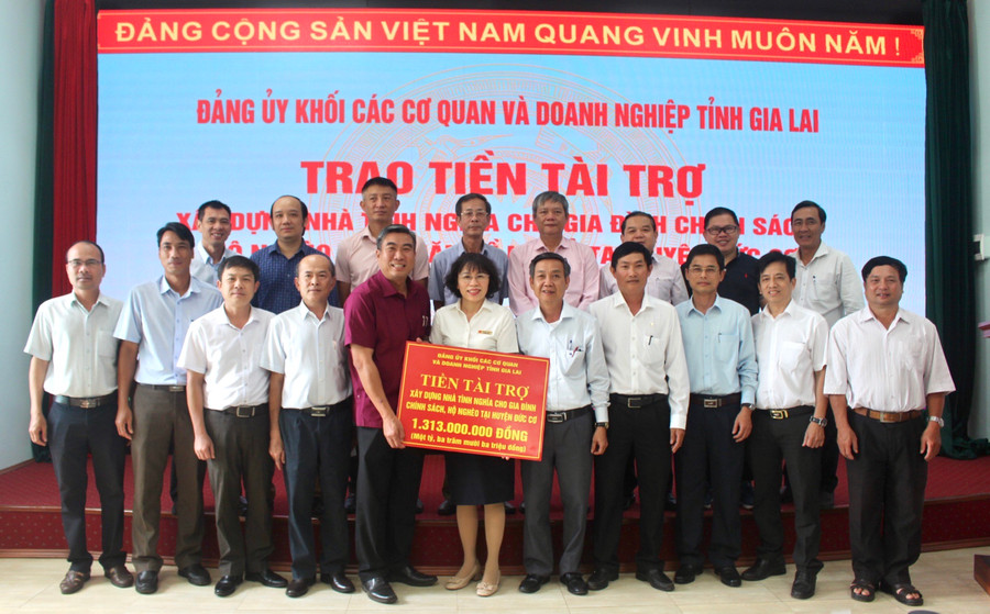 Các nhà tài trợ trao kinh phí xây dựng nhà ở cho lãnh đạo UBND Đức Cơ. Ảnh Phan Lài Các nhà tài trợ trao kinh phí xây dựng nhà ở cho lãnh đạo UBND Đức Cơ. Ảnh Phan Lài