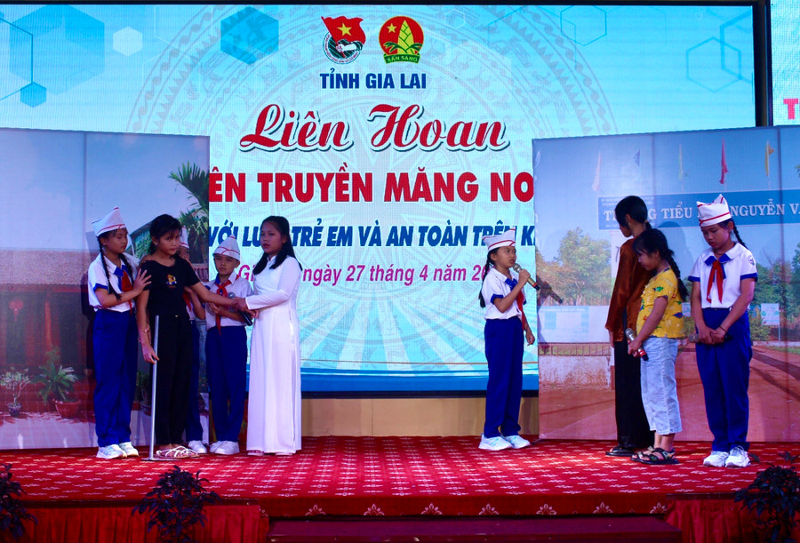 Phần thi năng khiếu của đội tuyên truyền măng non huyện Chư Sê. Ảnh: Phan Lài