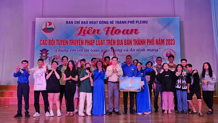 Ban tổ chức trao giải nhất cho đội thi phường Hội Thương. Ảnh: M.N Ban tổ chức trao giải nhất cho đội thi phường Hội Thương. Ảnh: M.N