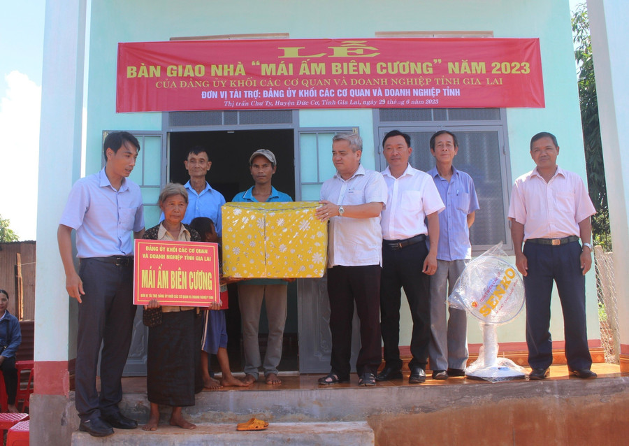 Đảng ủy Khối các Cơ quan và Doanh nghiệp tỉnh bàn giao "Mái ấm biên cương" cho bà Ksor H’Piêng (thứ 2 từ trái qua, làng Trol Đeng (thị trấn Chư Ty). Ảnh: P.L Đảng ủy Khối các Cơ quan và Doanh nghiệp tỉnh bàn giao "Mái ấm biên cương" cho bà Ksor H’Piêng (thứ 2 từ trái qua, làng Trol Đeng (thị trấn Chư Ty). Ảnh: P.L