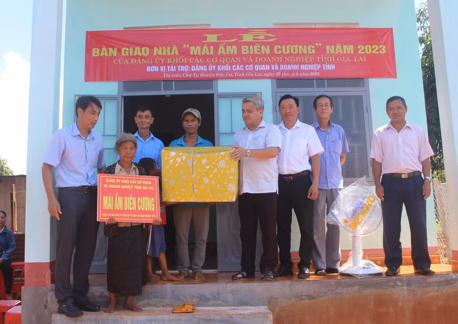 Đảng ủy Khối các Cơ quan và Doanh nghiệp tỉnh bàn giao "Mái ấm biên cương" cho bà Ksor H’Piêng (thứ 2 từ trái qua, làng Trol Đeng (thị trấn Chư Ty). Ảnh: P.L Đảng ủy Khối các Cơ quan và Doanh nghiệp tỉnh bàn giao "Mái ấm biên cương" cho bà Ksor H’Piêng (thứ 2 từ trái qua, làng Trol Đeng (thị trấn Chư Ty). Ảnh: P.L