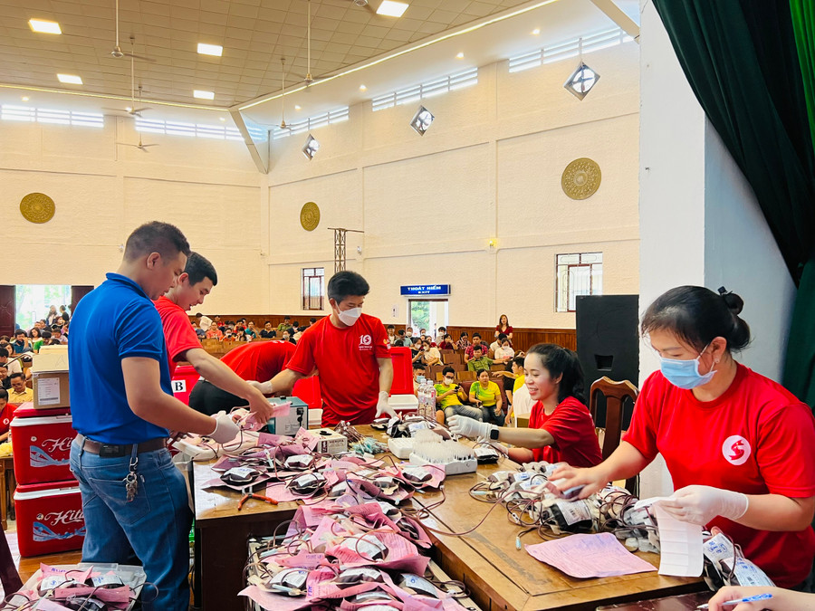 Số lượng máu sau khi tiếp nhận được chuyển về các bệnh viện để phục vụ công tác cấp cứu và điều trị bệnh. Ảnh P.L