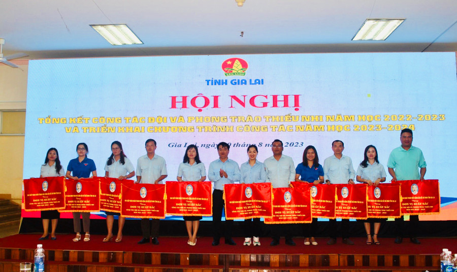 Ban Chấp hành Tỉnh Đoàn tặng cờ thi đua cho các đơn vị có thành tích xuất sắc trong công tác Đội và phong trào thiếu nhi. Ảnh: M.N Ban Chấp hành Tỉnh Đoàn tặng cờ thi đua cho các đơn vị có thành tích xuất sắc trong công tác Đội và phong trào thiếu nhi. Ảnh: M.N