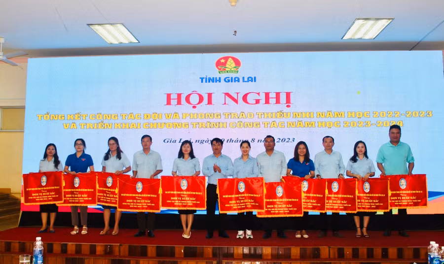 Ban Chấp hành Tỉnh Đoàn tặng cờ thi đua cho các đơn vị có thành tích xuất sắc trong công tác Đội và phong trào thiếu nhi. Ảnh: M.N