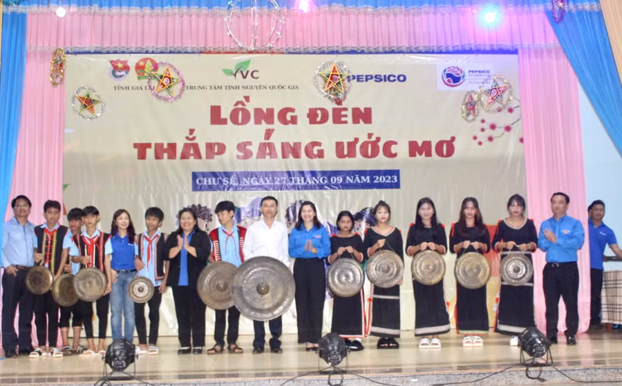 Trung tâm tình nguyện Quốc gia tặng bộ cồng chiêng cho Trường THCS Dân tộc Nội trú huyện Chư Sê. Ảnh: P.L
