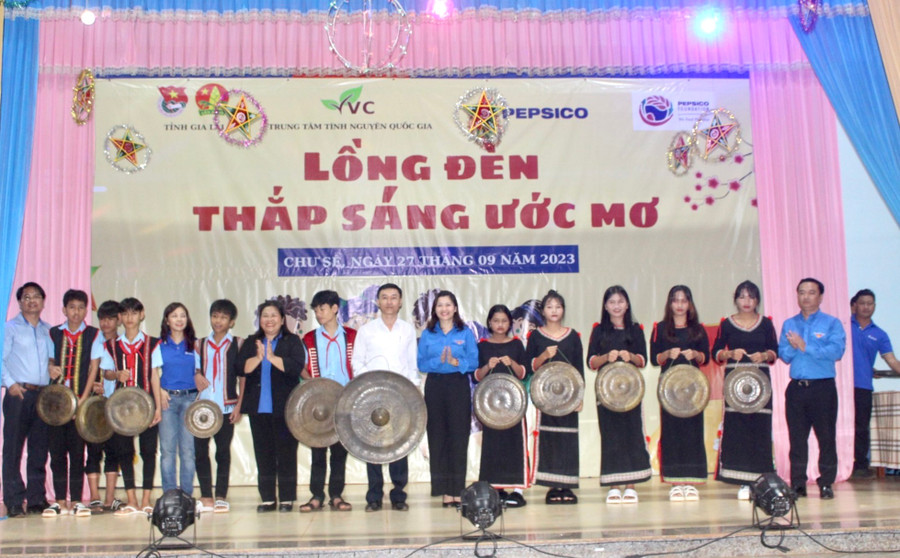 Trung tâm tình nguyện Quốc gia tặng bộ cồng chiêng cho Trường THCS Dân tộc Nội trú huyện Chư Sê. Ảnh: P.L