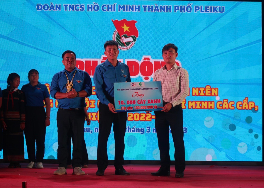 Anh Lê Tuấn Thành (bìa phải)-Chủ nhiệm Câu lạc bộ Vòng tay yêu thương trao bảng tượng trưng 10.000 cây xanh cho Thành Đoàn Pleiku. Ảnh: Phan Lài Anh Lê Tuấn Thành (bìa phải)-Chủ nhiệm Câu lạc bộ Vòng tay yêu thương trao bảng tượng trưng 10.000 cây xanh cho Thành Đoàn Pleiku. Ảnh: Phan Lài