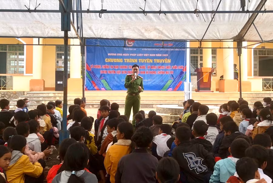 Học sinh Trường THCS Kpă Klơng (xã Hà Bầu, huyện Đak Đoa) được tuyên truyền kỹ năng phòng-chống tai nạn thương tích. Ảnh: Kim Quân