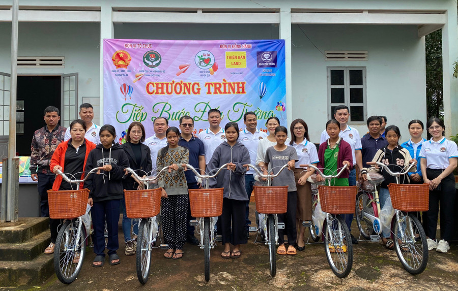Nhóm cựu cán bộ Đoàn cơ sở TP. Pleiku phối hợp các đơn vị tặng quà cho học sinh làng Ngol (phường Trà Bá, TP. Pleiku). Ảnh: M.N