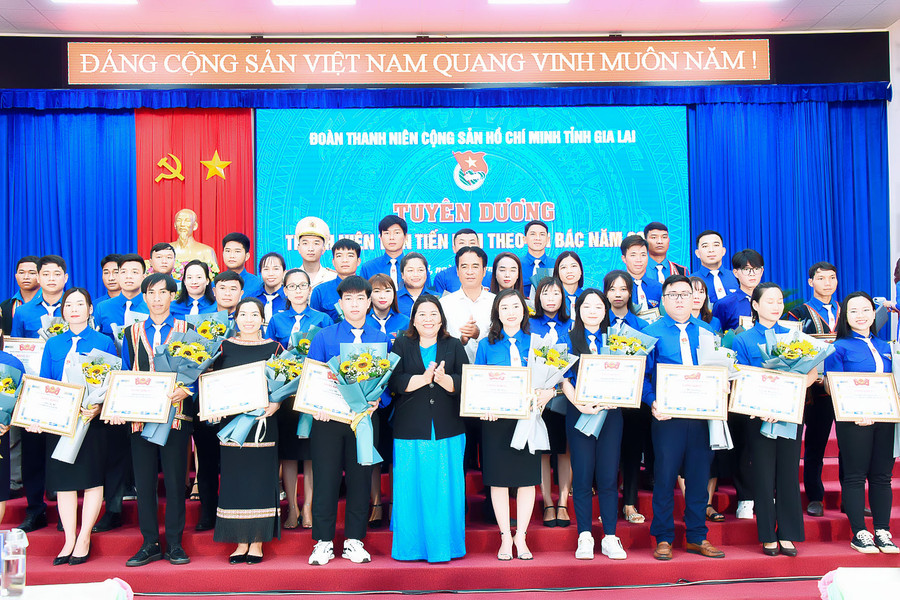 Ban Chấp hành Tỉnh Đoàn Gia Lai tặng bằng khen cho các gương thanh niên tiên tiến làm theo lời Bác năm 2023. Ảnh: Đ.T Ban Chấp hành Tỉnh Đoàn Gia Lai tặng bằng khen cho các gương thanh niên tiên tiến làm theo lời Bác năm 2023. Ảnh: Đ.T