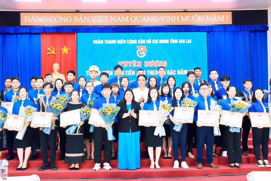 Ban Chấp hành Tỉnh Đoàn Gia Lai tặng bằng khen cho các gương thanh niên tiên tiến làm theo lời Bác năm 2023. Ảnh: Đ.T