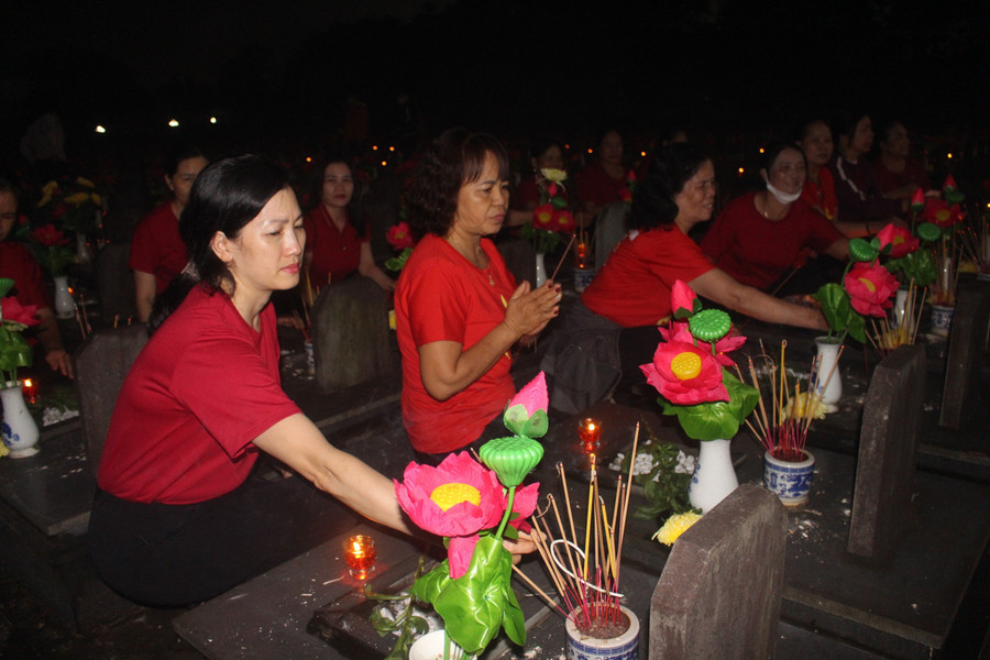Hội viên Hội Liên hiệp Phụ nữ phường Phù Đổng (TP. Pleiku) thắp hương tri ân các anh hùng liệt sĩ. Ảnh: P.L Hội viên Hội Liên hiệp Phụ nữ phường Phù Đổng (TP. Pleiku) thắp hương tri ân các anh hùng liệt sĩ. Ảnh: P.L