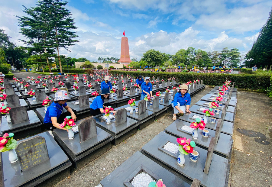 Đoàn viên Chi Đoàn Báo Gia Lai thay cát trên các phần mộ ở Nghĩa trang Liệt sĩ tỉnh. Ảnh: M.N Đoàn viên Chi Đoàn Báo Gia Lai thay cát trên các phần mộ ở Nghĩa trang Liệt sĩ tỉnh. Ảnh: M.N