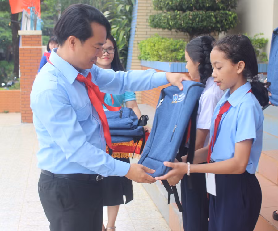 Anh Đỗ Duy Nam-Phó Bí thư Tỉnh Đoàn, Chủ tịch Hội đồng Đội tỉnh trao quà cho các thí sinh tham gia hội thi. Ảnh: Phan Lài