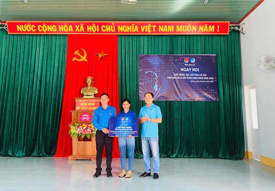 Tỉnh Đoàn-Hội LHTN Việt Nam tỉnh tặng 1.500 khẩu trang cho Đoàn xã Đak Jơ Ta (huyện Mang Yang). Ảnh P.L