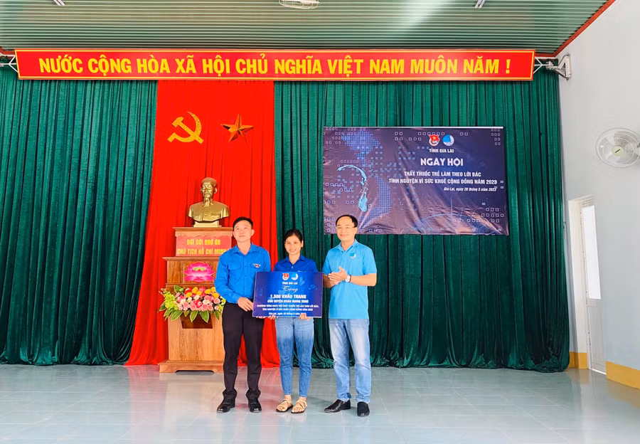 Tỉnh Đoàn-Hội LHTN Việt Nam tỉnh tặng 1.500 khẩu trang cho Đoàn xã Đak Jơ Ta (huyện Mang Yang). Ảnh P.L