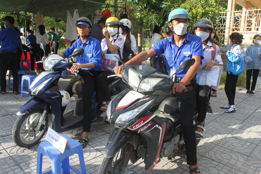 Đội xe ôm tình nguyện của Huyện Đoàn Krông Pa hỗ trợ thí sinh di chuyển từ điểm thi Trường THPT Chu Văn An về chỗ ở tại Trường THCS Dân tộc Nội trú huyện. Ảnh: Vũ Chi