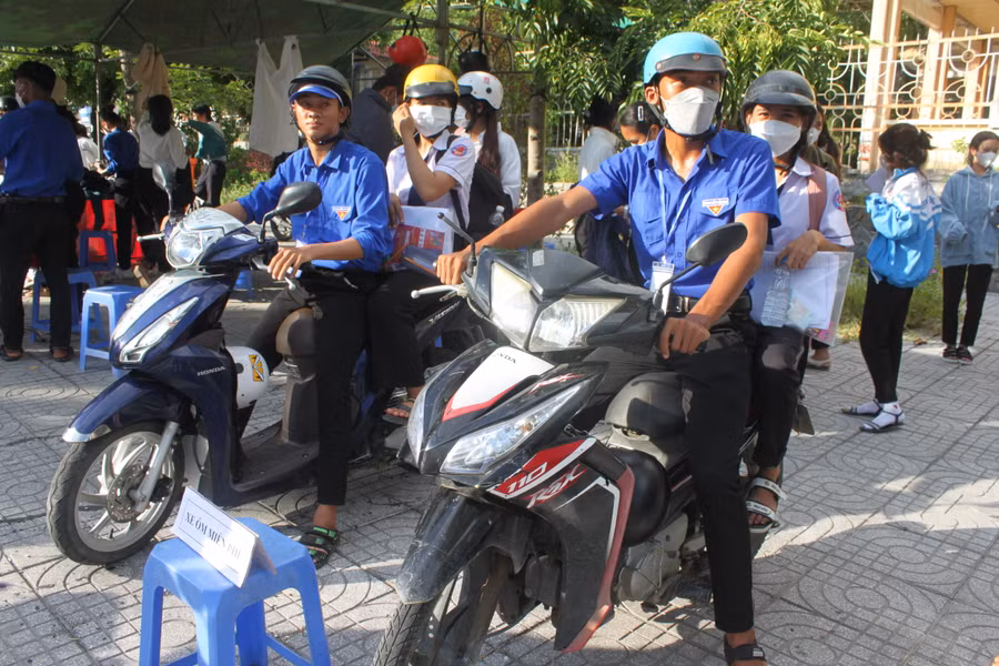 Đội xe ôm tình nguyện của Huyện Đoàn Krông Pa hỗ trợ thí sinh di chuyển từ điểm thi Trường THPT Chu Văn An về chỗ ở tại Trường THCS Dân tộc Nội trú huyện. Ảnh: Vũ Chi