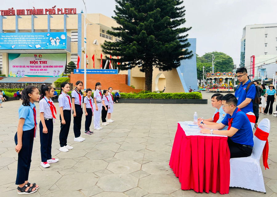 Các thí sinh tham gia thi Phụ trách Sao giỏi-Sao nhi đồng chăm ngoan. Ảnh: Phan Lài Các thí sinh tham gia thi Phụ trách Sao giỏi-Sao nhi đồng chăm ngoan. Ảnh: Phan Lài