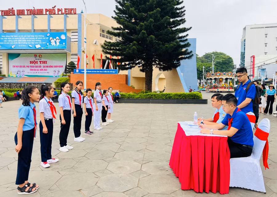 Các thí sinh tham gia thi Phụ trách Sao giỏi-Sao nhi đồng chăm ngoan. Ảnh: Phan Lài