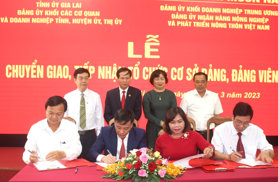 Đại diện Đảng ủy Agribank và đại diện các Huyện ủy ký, trao biên bản bàn giao, tiếp nhận tổ chức Đảng và đảng viên. Ảnh Phan Lài Đại diện Đảng ủy Agribank và đại diện các Huyện ủy ký, trao biên bản bàn giao, tiếp nhận tổ chức Đảng và đảng viên. Ảnh Phan Lài