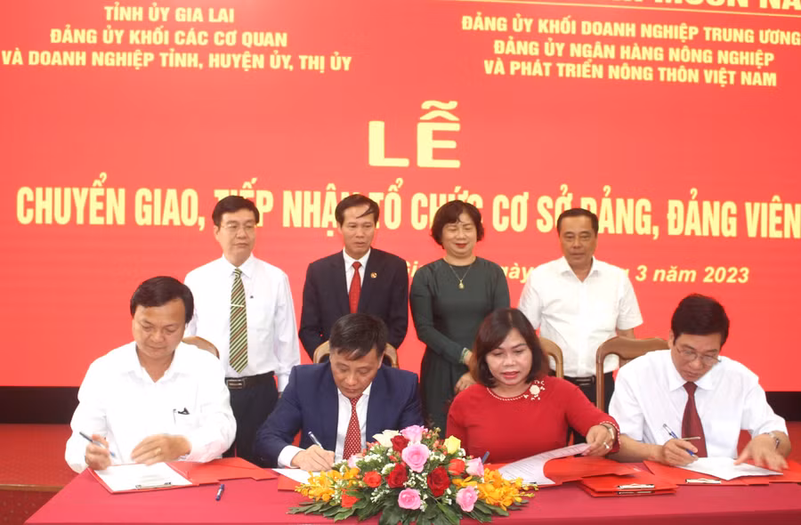 Đại diện Đảng ủy Agribank và đại diện các Huyện ủy ký, trao biên bản bàn giao, tiếp nhận tổ chức Đảng và đảng viên. Ảnh Phan Lài