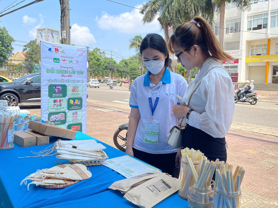 Thành viên nhóm từ thiện Fly To Sky thông tin về chương trình "Đổi sách lấy cây" cho người dân. Ảnh: P.L Thành viên nhóm từ thiện Fly To Sky thông tin về chương trình "Đổi sách lấy cây" cho người dân. Ảnh: P.L