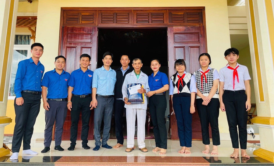 Huyện Đoàn Chư Păh đến thăm, tặng quà ông Nguyễn Hữu Ngạc (thứ 5 từ phải qua, thôn 6, xã Nghĩa Hưng, huyện Chư Păh). Ảnh: Phan Lài Huyện Đoàn Chư Păh đến thăm, tặng quà ông Nguyễn Hữu Ngạc (thứ 5 từ phải qua, thôn 6, xã Nghĩa Hưng, huyện Chư Păh). Ảnh: Phan Lài