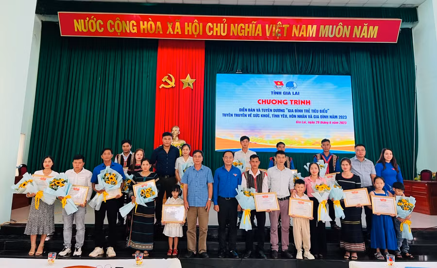 Hội LHTN Việt Nam tỉnh Gia Lai tặng bằng khen cho 15 gia đình trẻ tiêu biểu của huyện Chư Prông. Ảnh P.L