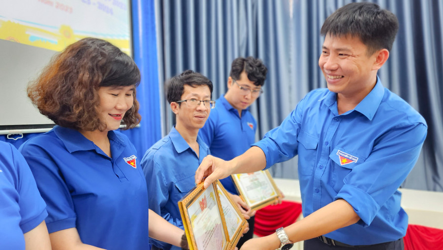 Anh Thái Giang Nam-Bí thư Thành Đoàn Pleiku tặng giấy khen các tập thể, cá nhân có thành tích xuất sắc trong công tác Đoàn và phong trào thanh niên khối trường học. Ảnh: P.L Anh Thái Giang Nam-Bí thư Thành Đoàn Pleiku tặng giấy khen các tập thể, cá nhân có thành tích xuất sắc trong công tác Đoàn và phong trào thanh niên khối trường học. Ảnh: P.L