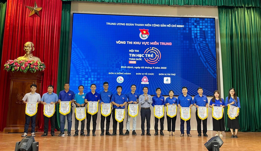 Ban tổ chức trao cờ lưu niệm cho các đơn vị tham gia Hội thi Tin học trẻ toàn quốc khu vực miền Trung. Ảnh: Khắc Long Ban tổ chức trao cờ lưu niệm cho các đơn vị tham gia Hội thi Tin học trẻ toàn quốc khu vực miền Trung. Ảnh: Khắc Long