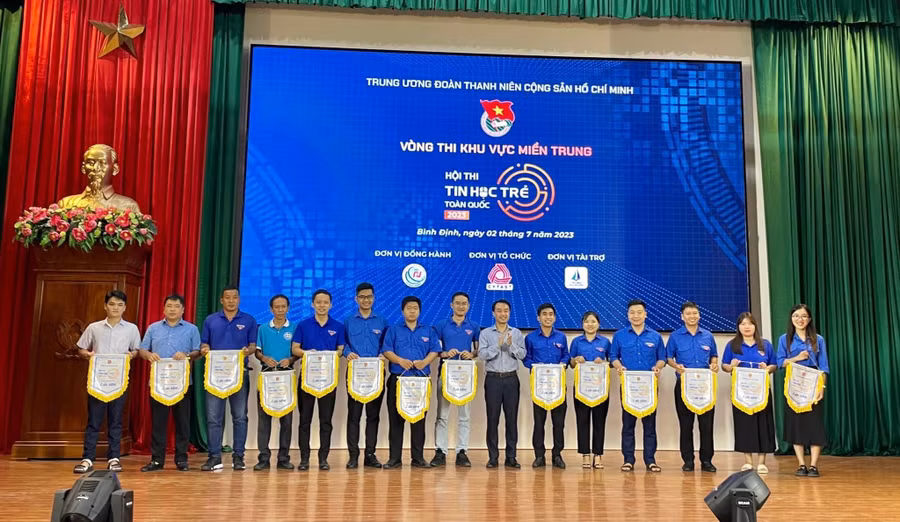 Ban tổ chức trao cờ lưu niệm cho các đơn vị tham gia Hội thi Tin học trẻ toàn quốc khu vực miền Trung. Ảnh: Khắc Long