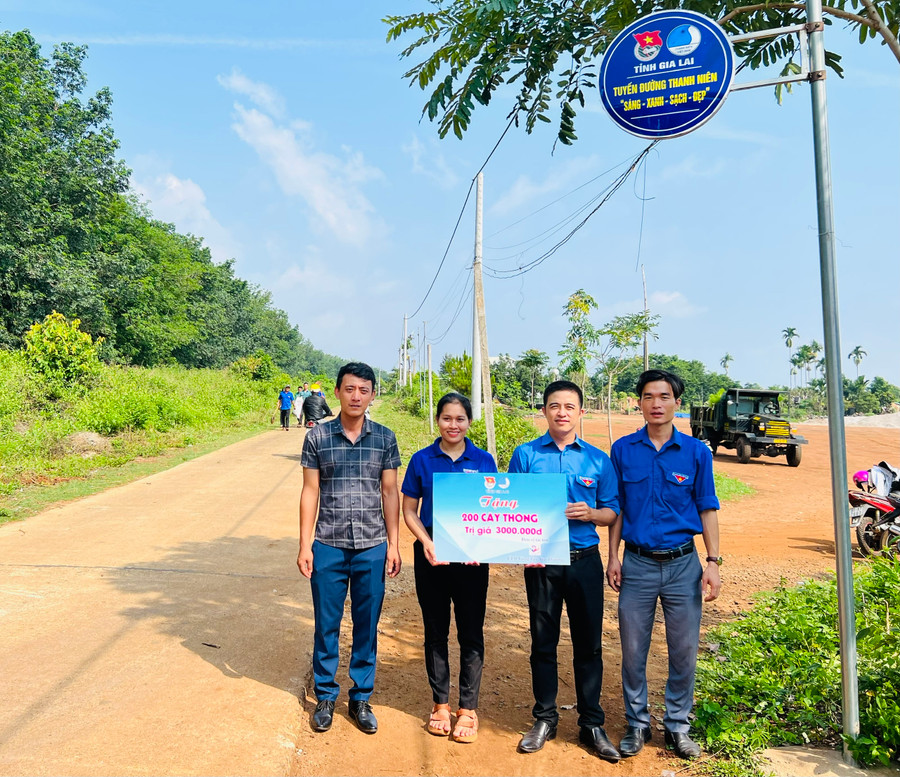 Tỉnh Đoàn-Hội LHTN Việt Nam tỉnh Gia Lai bàn giao công trình thanh niên cho thôn 1 (xã Ia Ka, huyện Chư Păh). Ảnh: P.L