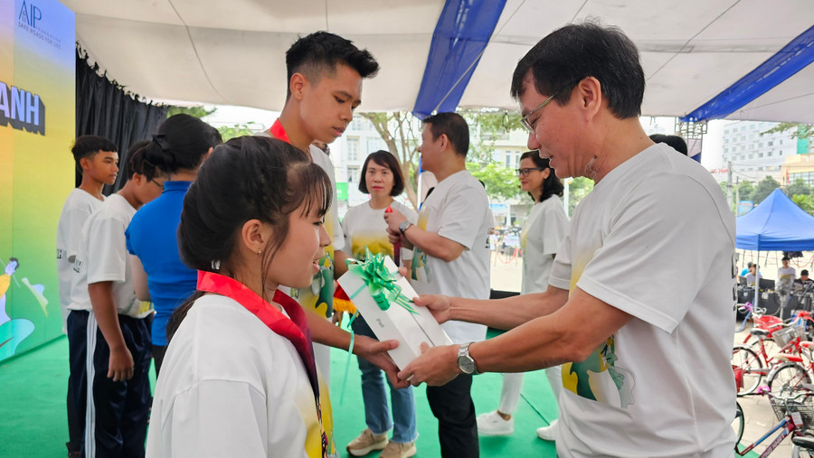 Bí thư Thành ủy Pleiku Trịnh Duy Thuân trao giải cho các học sinh đạt giải cuộc thi Marathon xe đạp. Ảnh: Phan Lài Bí thư Thành ủy Pleiku Trịnh Duy Thuân trao giải cho các học sinh đạt giải cuộc thi Marathon xe đạp. Ảnh: Phan Lài